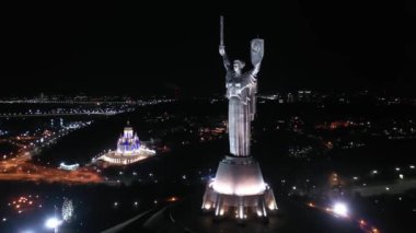 Drone Video. Kiev 'deki Anavatanın Anıtı. Ukrayna. Havadan. Sembol Şehri. 