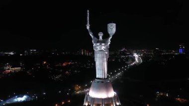 Drone Video. Kiev 'deki Anavatanın Anıtı. Ukrayna. Havadan. Sembol Şehri. 