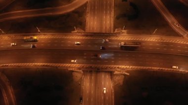 Ukrayna, Kyiv 'deki Paton Köprüsü. Hava görüntüsü. Köprüde trafik var. Arabaların dairesel hareketi. Gece. 