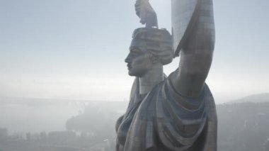 Kiev 'deki Anavatanın Anıtı. Şehrin sembolü. Ukrayna. İkinci Dünya Savaşı Müzesi. İnsansız hava aracı videosu. Sonbahar. Sis.