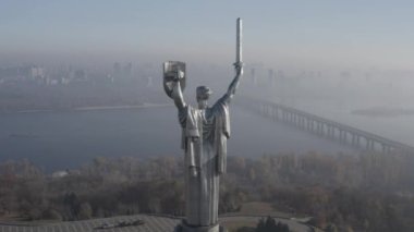Kiev 'deki Anavatanın Anıtı. Şehrin sembolü. Ukrayna. İkinci Dünya Savaşı Müzesi. İnsansız hava aracı videosu. Sonbahar. Sis.