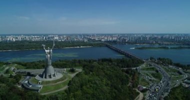 Kiev 'deki Anavatanın Anıtı. Şehrin sembolü. Ukrayna. İkinci Dünya Savaşı Müzesi. Drone videosu.