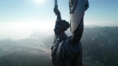 Kiev 'deki Anavatanın Anıtı. Şehrin sembolü. Ukrayna. İkinci Dünya Savaşı Müzesi. İnsansız hava aracı videosu. Sonbahar. Sis.