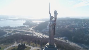 Kiev 'deki Anavatanın Anıtı. Şehrin sembolü. Ukrayna. İkinci Dünya Savaşı Müzesi. İnsansız hava aracı videosu. Sonbahar. Sis.