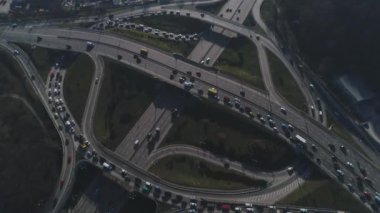 Dinyeper Nehri ve Paton Köprüsü 'nün havadan görünüşü. Kyiv. Ukrayna. Yaz. Nakliye hareketleri. Şehirde yoğun trafik var..