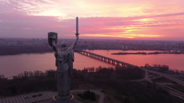 キエフの祖国母の碑 街のシンボルだ ウクライナだ 第二次世界大戦博物館 ドローン映像 夜明け — ストック動画