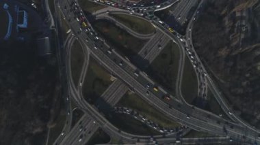 Dinyeper Nehri ve Paton Köprüsü 'nün havadan görünüşü. Kyiv. Ukrayna. Yaz. Nakliye hareketleri. Şehirde yoğun trafik var..