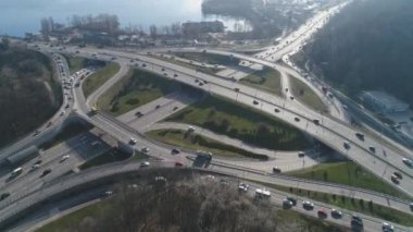 Dinyeper Nehri ve Paton Köprüsü 'nün havadan görünüşü. Kyiv. Ukrayna. Yaz. Nakliye hareketleri. Şehirde yoğun trafik var..