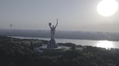 Kiev 'deki Anavatanın Anıtı. Şehrin sembolü. Ukrayna. İkinci Dünya Savaşı Müzesi. Drone videosu.