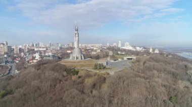 Kiev 'deki Anavatanın Anıtı. Şehrin sembolü. Ukrayna. İkinci Dünya Savaşı Müzesi. İnsansız hava aracı videosu. Sonbahar