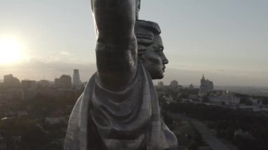 Kiev 'deki Anavatanın Anıtı. Şehrin sembolü. Ukrayna. İkinci Dünya Savaşı Müzesi. İnsansız hava aracı videosu. Gün batımı