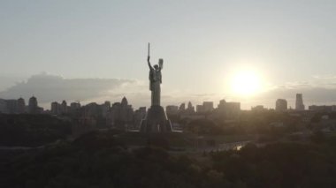 Kiev 'deki Anavatanın Anıtı. Şehrin sembolü. Ukrayna. İkinci Dünya Savaşı Müzesi. İnsansız hava aracı videosu. Gün batımı