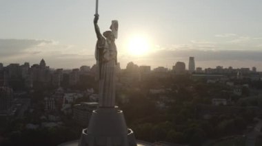 Kiev 'deki Anavatanın Anıtı. Şehrin sembolü. Ukrayna. İkinci Dünya Savaşı Müzesi. İnsansız hava aracı videosu. Gün batımı