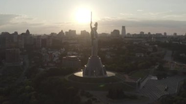 Kiev 'deki Anavatanın Anıtı. Şehrin sembolü. Ukrayna. İkinci Dünya Savaşı Müzesi. İnsansız hava aracı videosu. Gün batımı