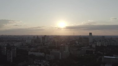 Kyiv şehrinin genel planı. Gün batımı. Hava fotoğrafçılığı. Yaz. Pechersk Bölgesi.