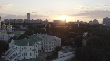 Kiev Pechersk Lavrası. Ukrayna. İnsansız hava aracı videosu. Kievo-Pecherskaya Lavra antik mağara manastırının manzaralı büyük Lavra Çan Kulesi. Ortodoks Manastırı. Yaz.