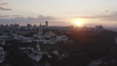 Kiev Pechersk Lavrası. Ukrayna. İnsansız hava aracı videosu. Kievo-Pecherskaya Lavra antik mağara manastırının manzaralı büyük Lavra Çan Kulesi. Ortodoks Manastırı. Yaz.