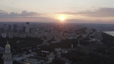Kiev Pechersk Lavrası. Ukrayna. İnsansız hava aracı videosu. Kievo-Pecherskaya Lavra antik mağara manastırının manzaralı büyük Lavra Çan Kulesi. Ortodoks Manastırı. Yaz.