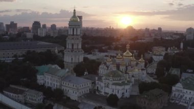 Kiev Pechersk Lavrası. Ukrayna. İnsansız hava aracı videosu. Kievo-Pecherskaya Lavra antik mağara manastırının manzaralı büyük Lavra Çan Kulesi. Ortodoks Manastırı. Yaz.