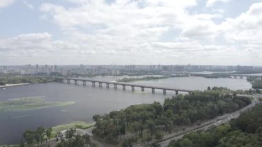 Dinyeper Nehri ve Paton Köprüsü 'nün havadan görünüşü. Kyiv. Ukrayna. Yaz. Nakliye hareketleri. Şehirde yoğun trafik var..