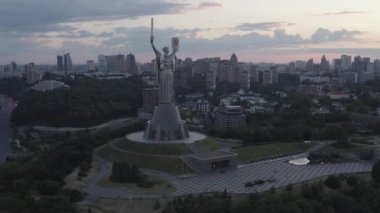 Kiev 'deki Anavatanın Anıtı. Şehrin sembolü. Ukrayna. İkinci Dünya Savaşı Müzesi. İnsansız hava aracı videosu. Gün batımı