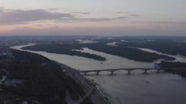 Şehrin Dinyeper Nehri 'ne bakan genel planı. Gün batımı. Yaz. Havadan. Ukrayna. Kyiv. Metro Köprüsü