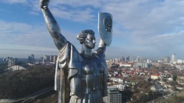 Kiev 'deki Anavatanın Anıtı. Şehrin sembolü. Ukrayna. İkinci Dünya Savaşı Müzesi. İnsansız hava aracı videosu. Sonbahar