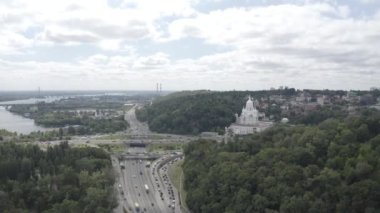 Dinyeper Nehri ve Paton Köprüsü 'nün havadan görünüşü. Kyiv. Ukrayna. Yaz. Nakliye hareketleri. Şehirde yoğun trafik var..