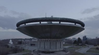 Kiev 'deki Anavatanın Anıtı. Şehrin sembolü. Ukrayna. İkinci Dünya Savaşı Müzesi. Drone videosu.