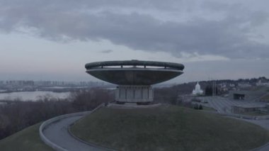 Kiev 'deki Anavatanın Anıtı. Şehrin sembolü. Ukrayna. İkinci Dünya Savaşı Müzesi. Drone videosu.