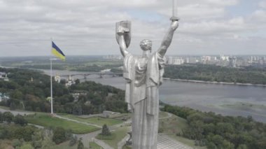Kiev 'deki Anavatanın Anıtı. Şehrin sembolü. Ukrayna. İkinci Dünya Savaşı Müzesi. İnsansız hava aracı videosu. Yaz