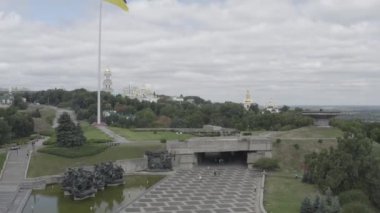 Kiev 'deki Anavatanın Anıtı. Şehrin sembolü. Ukrayna. İkinci Dünya Savaşı Müzesi. İnsansız hava aracı videosu. Yaz