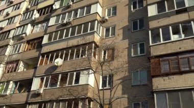 Ukrayna 'nın merkezine roket saldırısı sonucu. İnsansız hava aracı patlaması bacası. Kyiv 'e İranlı Şahin' in 136 İHA 'sı saldırdı. Hasarlı konut binası. Kırık pencereler ve enkazdan kaynaklanan delikler.