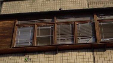 Ukrayna 'nın merkezine roket saldırısı sonucu. İnsansız hava aracı patlaması bacası. Kyiv 'e İranlı Şahin' in 136 İHA 'sı saldırdı. Hasarlı konut binası. Kırık pencereler ve enkazdan kaynaklanan delikler.