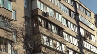 Ukrayna 'nın merkezine roket saldırısı sonucu. İnsansız hava aracı patlaması bacası. Kyiv 'e İranlı Şahin' in 136 İHA 'sı saldırdı. Hasarlı konut binası. Kırık pencereler ve enkazdan kaynaklanan delikler.