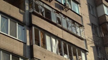 Ukrayna 'nın merkezine roket saldırısı sonucu. İnsansız hava aracı patlaması bacası. Kyiv 'e İranlı Şahin' in 136 İHA 'sı saldırdı. Hasarlı konut binası. Kırık pencereler ve enkazdan kaynaklanan delikler.