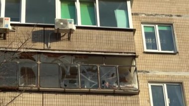 Ukrayna 'nın merkezine roket saldırısı sonucu. İnsansız hava aracı patlaması bacası. Kyiv 'e İranlı Şahin' in 136 İHA 'sı saldırdı. Hasarlı konut binası. Kırık pencereler ve enkazdan kaynaklanan delikler.