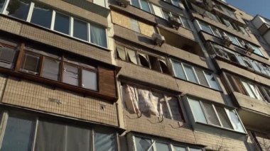 Ukrayna 'nın merkezine roket saldırısı sonucu. İnsansız hava aracı patlaması bacası. Kyiv 'e İranlı Şahin' in 136 İHA 'sı saldırdı. Hasarlı konut binası. Kırık pencereler ve enkazdan kaynaklanan delikler.