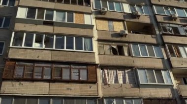 Ukrayna 'nın merkezine roket saldırısı sonucu. İnsansız hava aracı patlaması bacası. Kyiv 'e İranlı Şahin' in 136 İHA 'sı saldırdı. Hasarlı konut binası. Kırık pencereler ve enkazdan kaynaklanan delikler.