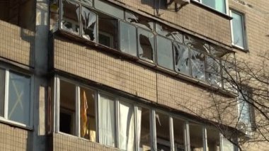 Ukrayna 'nın merkezine roket saldırısı sonucu. İnsansız hava aracı patlaması bacası. Kyiv 'e İranlı Şahin' in 136 İHA 'sı saldırdı. Hasarlı konut binası. Kırık pencereler ve enkazdan kaynaklanan delikler.