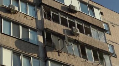 Ukrayna 'nın merkezine roket saldırısı sonucu. İnsansız hava aracı patlaması bacası. Kyiv 'e İranlı Şahin' in 136 İHA 'sı saldırdı. Hasarlı konut binası. Kırık pencereler ve enkazdan kaynaklanan delikler.