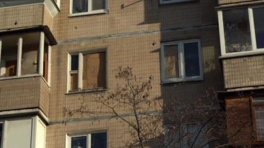 Ukrayna 'nın merkezine roket saldırısı sonucu. İnsansız hava aracı patlaması bacası. Kyiv 'e İranlı Şahin' in 136 İHA 'sı saldırdı. Hasarlı konut binası. Kırık pencereler ve enkazdan kaynaklanan delikler.