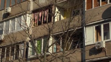 Ukrayna 'nın merkezine roket saldırısı sonucu. İnsansız hava aracı patlaması bacası. Kyiv 'e İranlı Şahin' in 136 İHA 'sı saldırdı. Hasarlı konut binası. Kırık pencereler ve enkazdan kaynaklanan delikler.