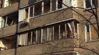 Ukrayna 'nın merkezine roket saldırısı sonucu. İnsansız hava aracı patlaması bacası. Kyiv 'e İranlı Şahin' in 136 İHA 'sı saldırdı. Hasarlı konut binası. Kırık pencereler ve enkazdan kaynaklanan delikler.