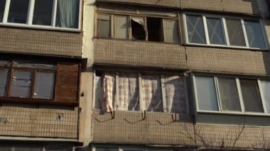 Ukrayna 'nın merkezine roket saldırısı sonucu. İnsansız hava aracı patlaması bacası. Kyiv 'e İranlı Şahin' in 136 İHA 'sı saldırdı. Hasarlı konut binası. Kırık pencereler ve enkazdan kaynaklanan delikler.