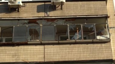 Ukrayna 'nın merkezine roket saldırısı sonucu. İnsansız hava aracı patlaması bacası. Kyiv 'e İranlı Şahin' in 136 İHA 'sı saldırdı. Hasarlı konut binası. Kırık pencereler ve enkazdan kaynaklanan delikler.