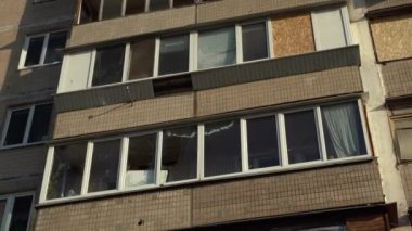 Ukrayna 'nın merkezine roket saldırısı sonucu. İnsansız hava aracı patlaması bacası. Kyiv 'e İranlı Şahin' in 136 İHA 'sı saldırdı. Hasarlı konut binası. Kırık pencereler ve enkazdan kaynaklanan delikler.