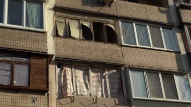 Ukrayna 'nın merkezine roket saldırısı sonucu. İnsansız hava aracı patlaması bacası. Kyiv 'e İranlı Şahin' in 136 İHA 'sı saldırdı. Hasarlı konut binası. Kırık pencereler ve enkazdan kaynaklanan delikler.