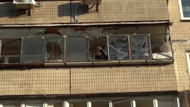 Folgen Des Raketenangriffs Auf Das Zentrum Der Ukraine Trichter Einer — Stockvideo