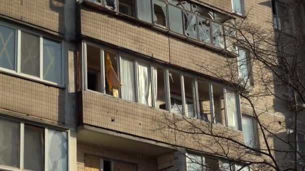 火箭袭击乌克兰中心的后果 无人机爆炸的漏斗在基辅袭击伊朗Shahed 136无人驾驶飞机 被毁的住宅大楼 碎片打破的窗户和孔洞 — 图库视频影像